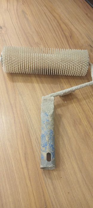 Wałek kolczasty do odpowietrzania do wylewki