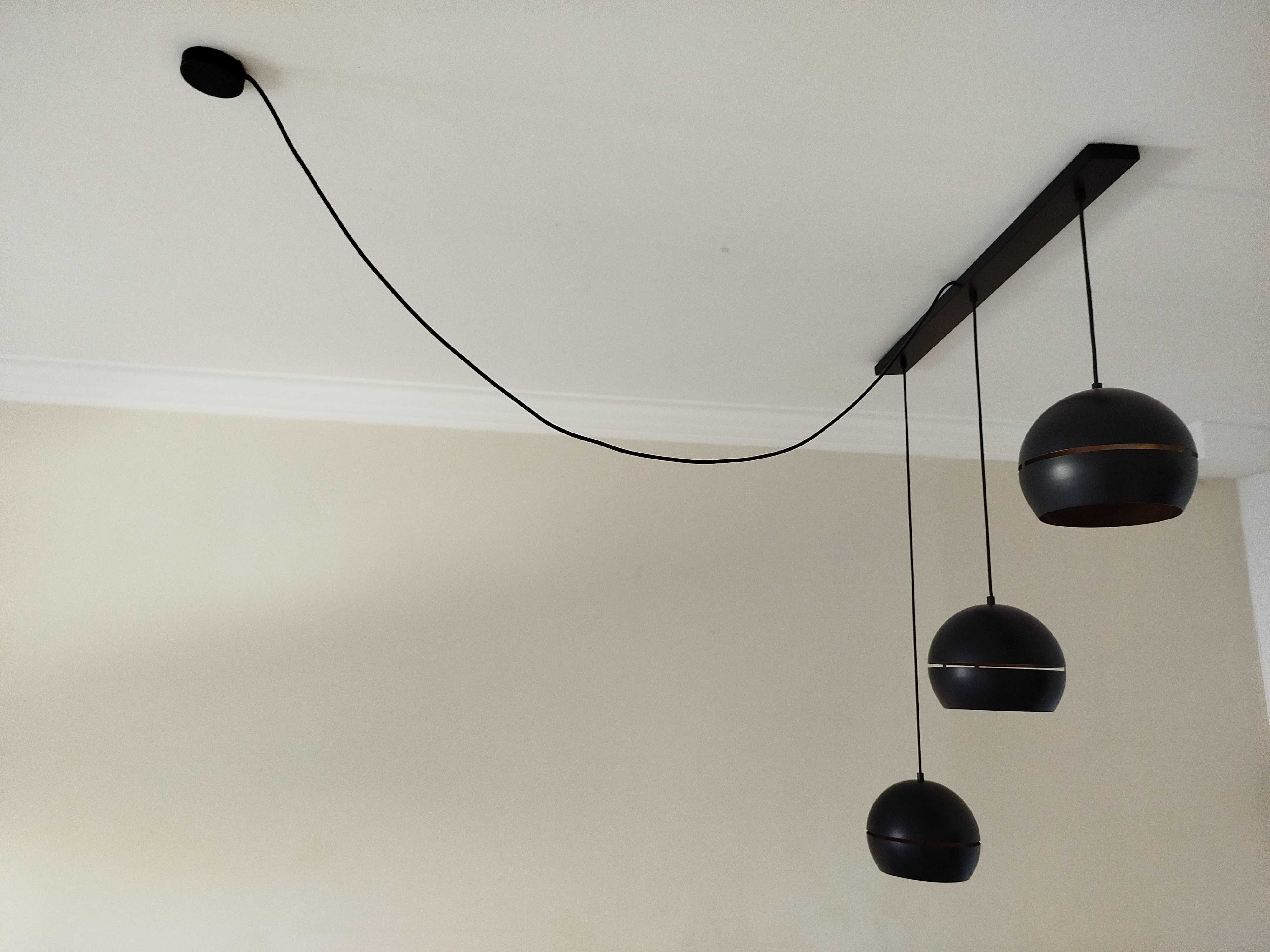 Candeeiro de teto preto com interior dourado. Candeeiro de tecto
