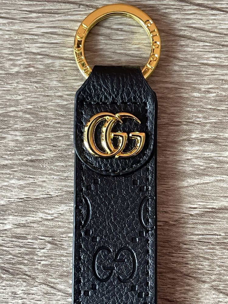 Брелок GUCCI чорного і сірого кольору