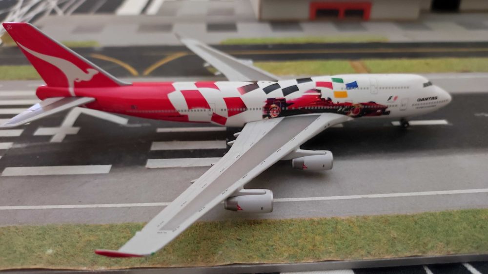 Avião escala 1:400 (Gemini) B 747-400 Formula 1 Raro