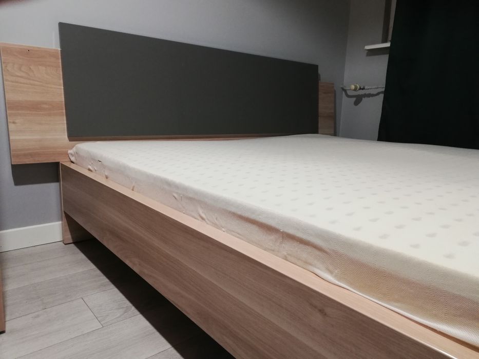 Łóżko podwójne 160x200 z materacem piankowym.