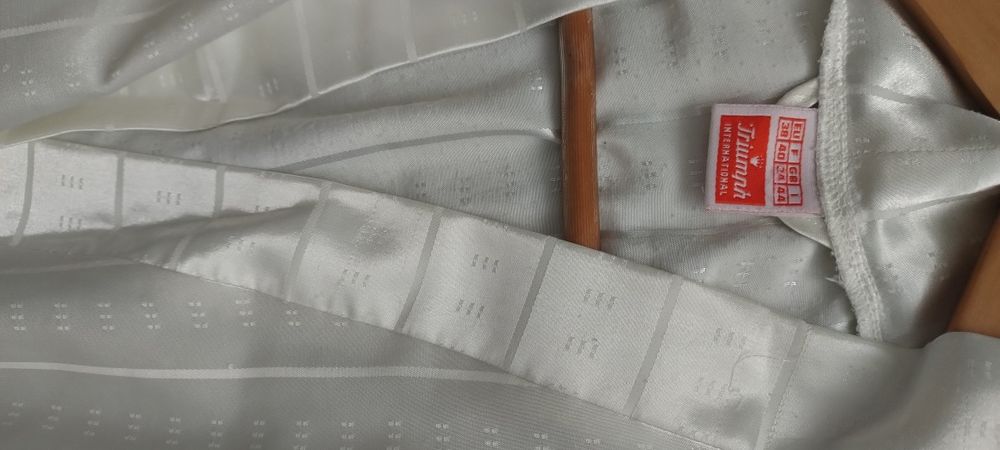 Triumph Atlasowy biały szlafrok rozmiar 38