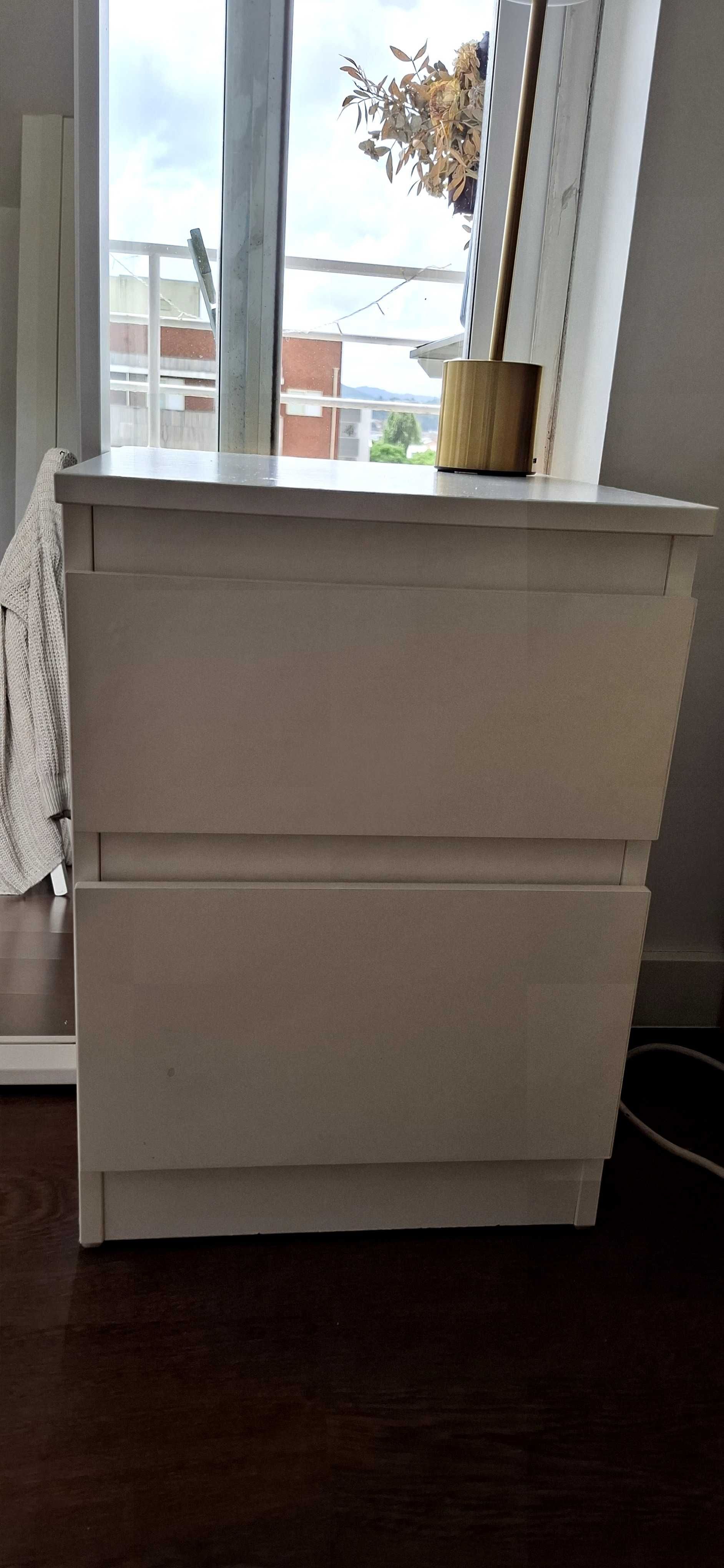 Mesa de cabeceira branca ( Semi-nova)