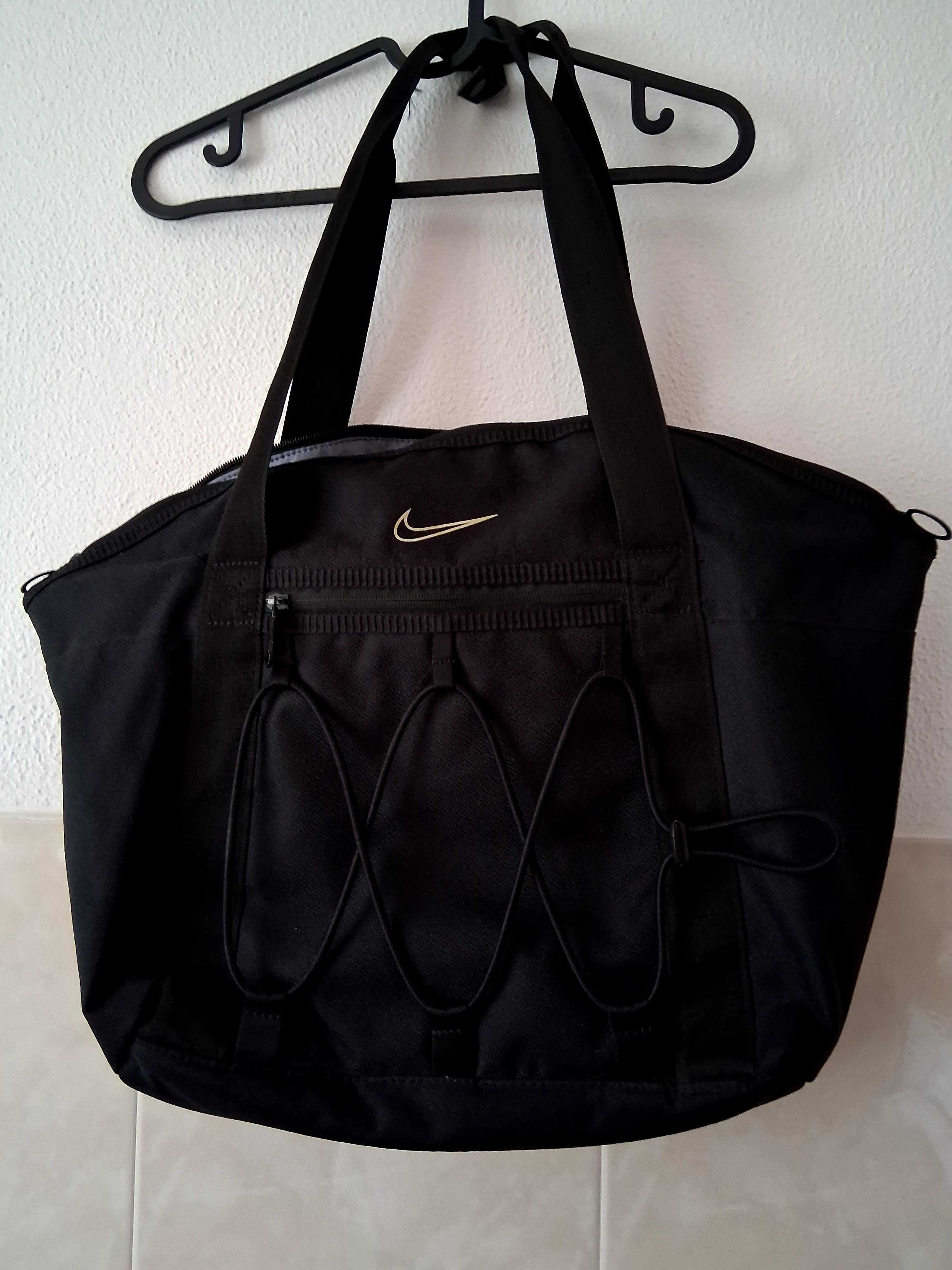 Conjunto desportivo Nike.