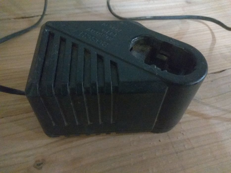 Зарядний пристрій для шуруповерта