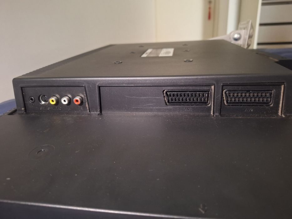 Tv BEKO 26" em bom estado, vem com suporte para pendurar na parede