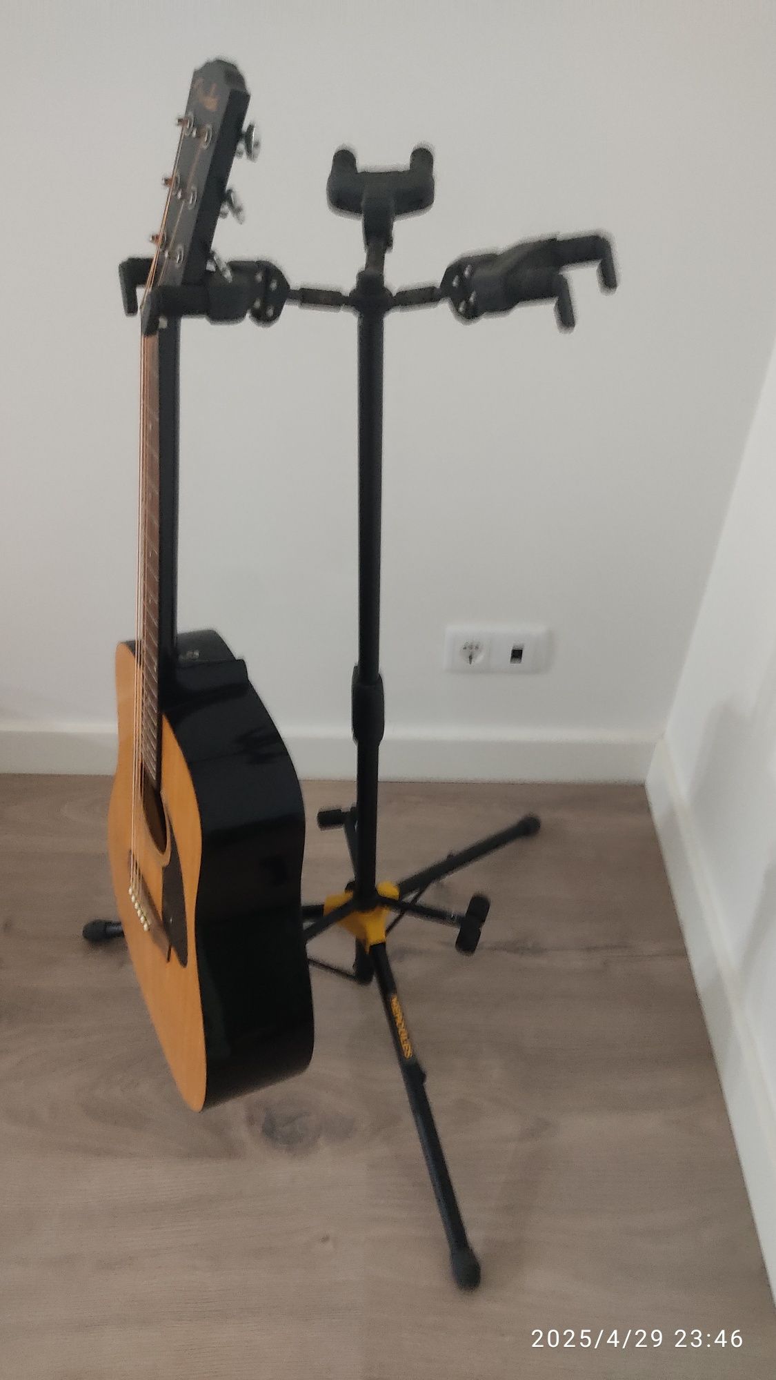 Guitarra e suporte de guitarra com pouco uso