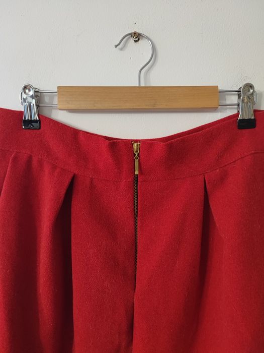 Czerwona mini spódniczka