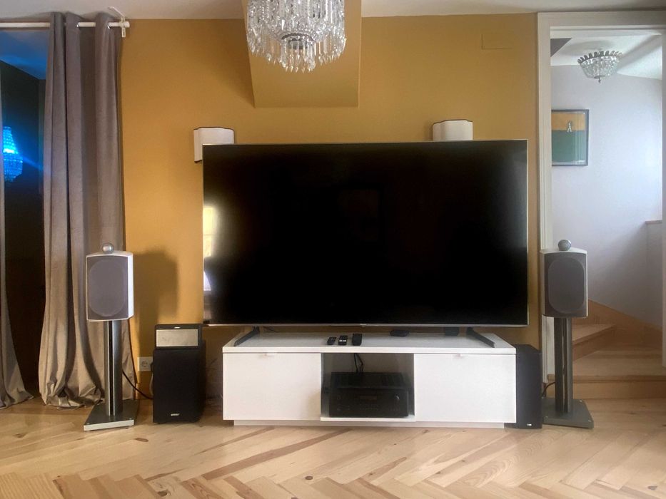 Hisense UHD Smart TV 85A6BG 85" - Praticamente novo + Movel