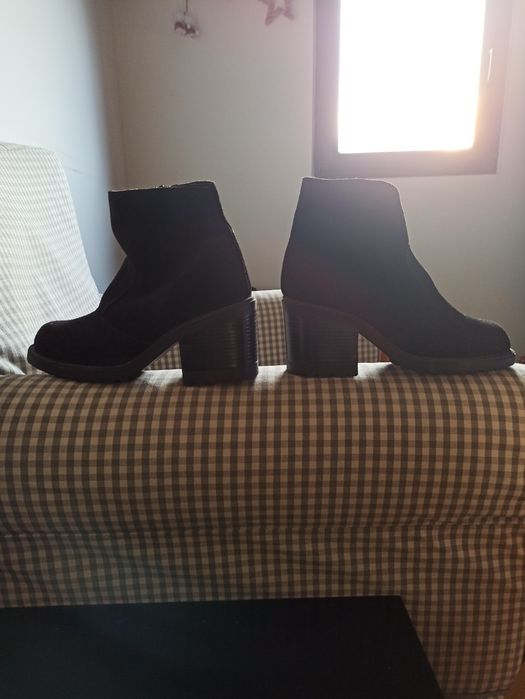Botas pretas de tacão