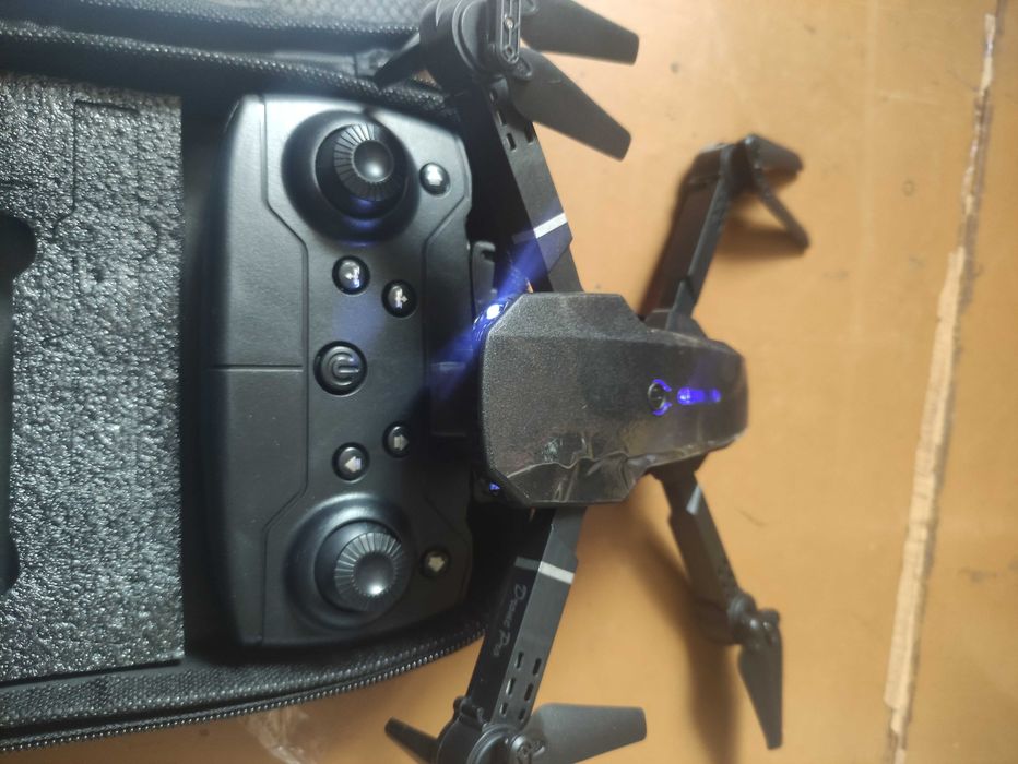 Квадрокоптер дрон E88 Pro c камерой HD новый.