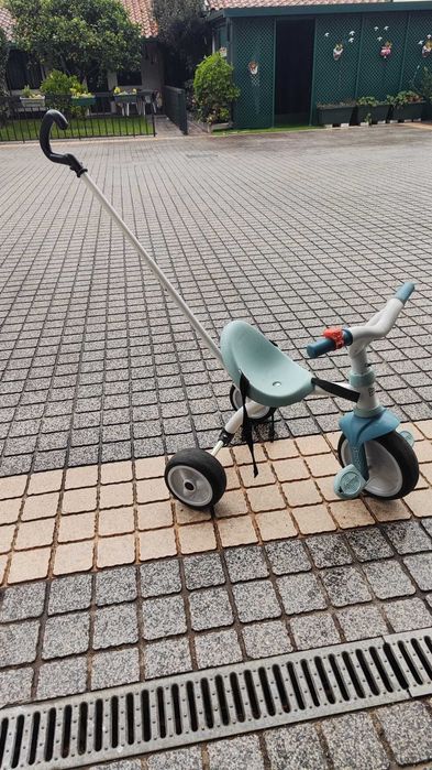 Triciclo com pega para empurrar bemove