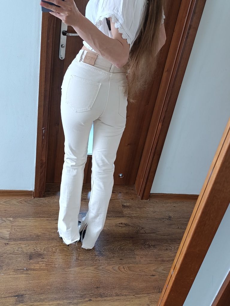Spodnie jeansowe z szerokimi nogawkami