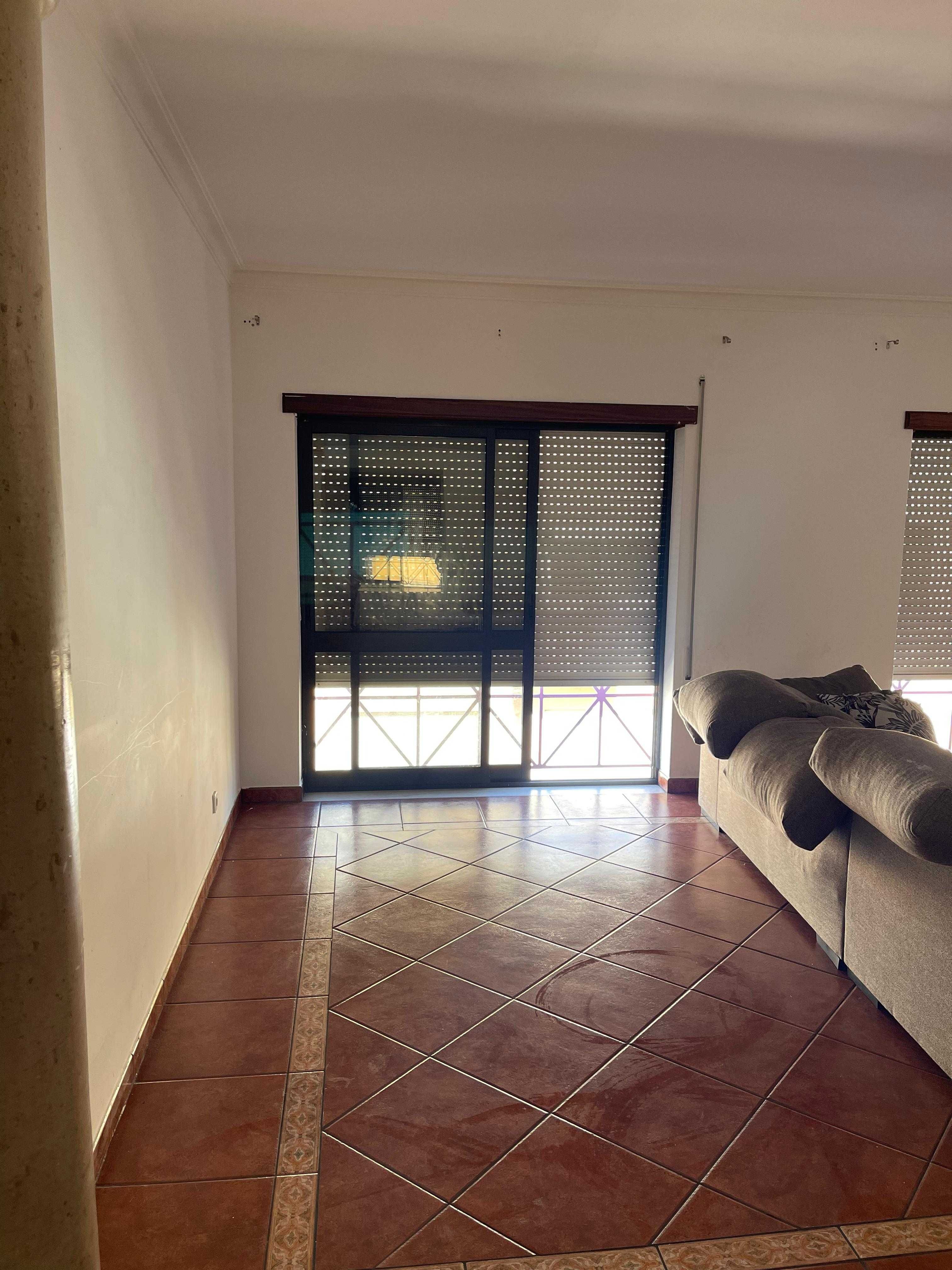 Arrendo apartamento T3 Próximo da estação do entroncamento.