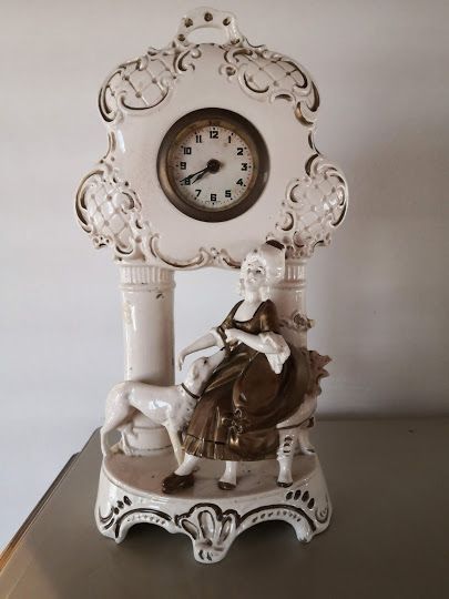 Relógio antigo, em porcelana