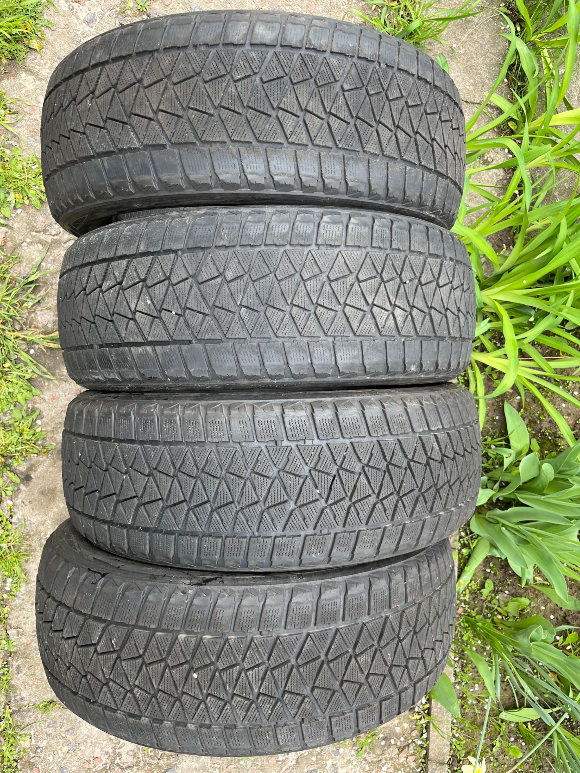 Bridgestone blizzak 235/55/20