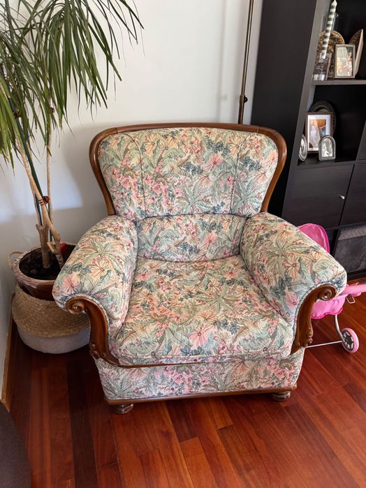 Sofás individuais com forro floreado