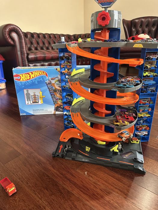 Мегагараж Hot Wheels для машинок в идеальном состоянии