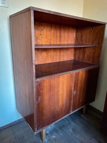 PRL - drewniana komoda z zamykanymi i otwartymi półkami z lat 80.