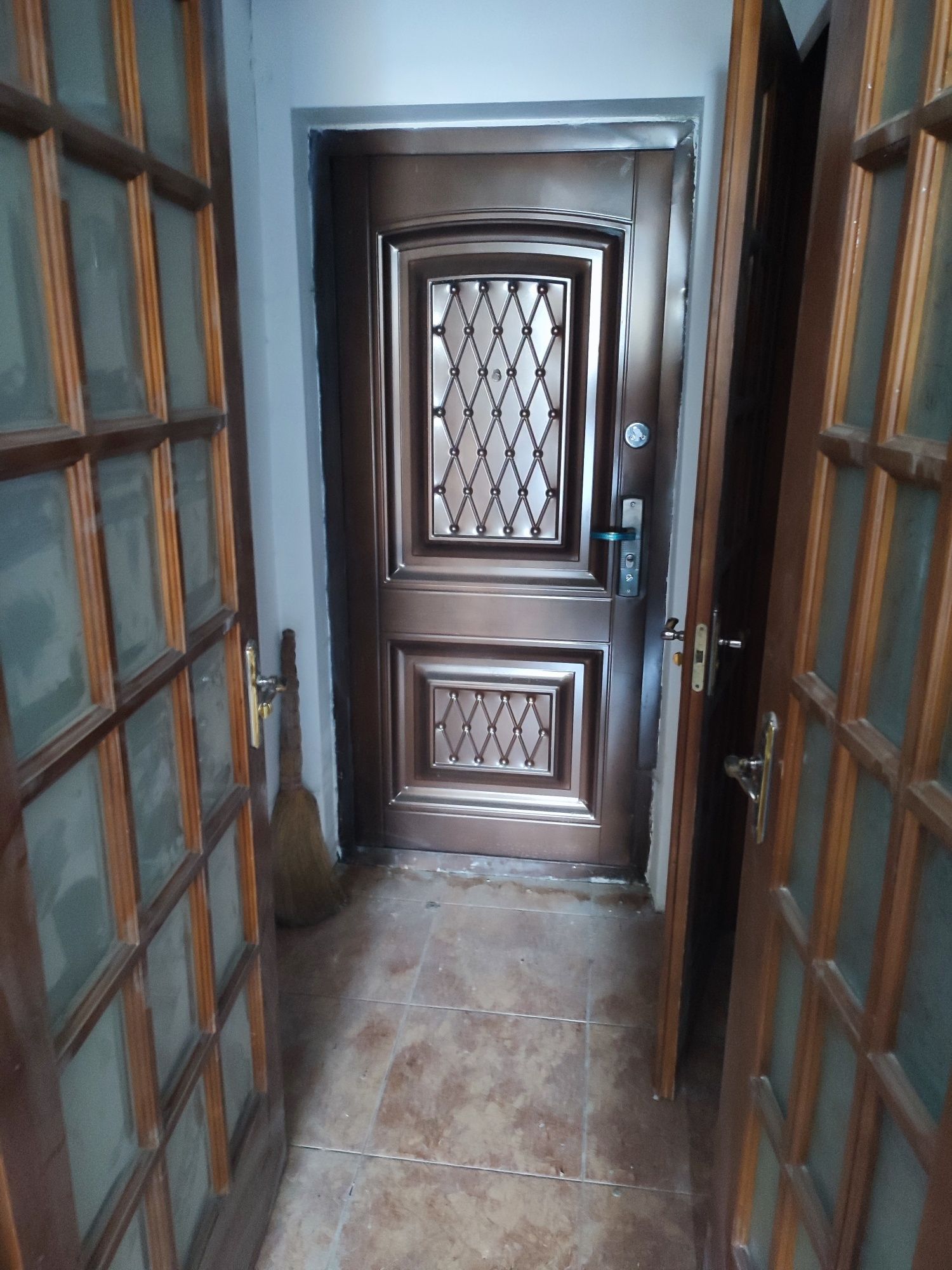 Продається гаражний бокс ремонт всі умови
