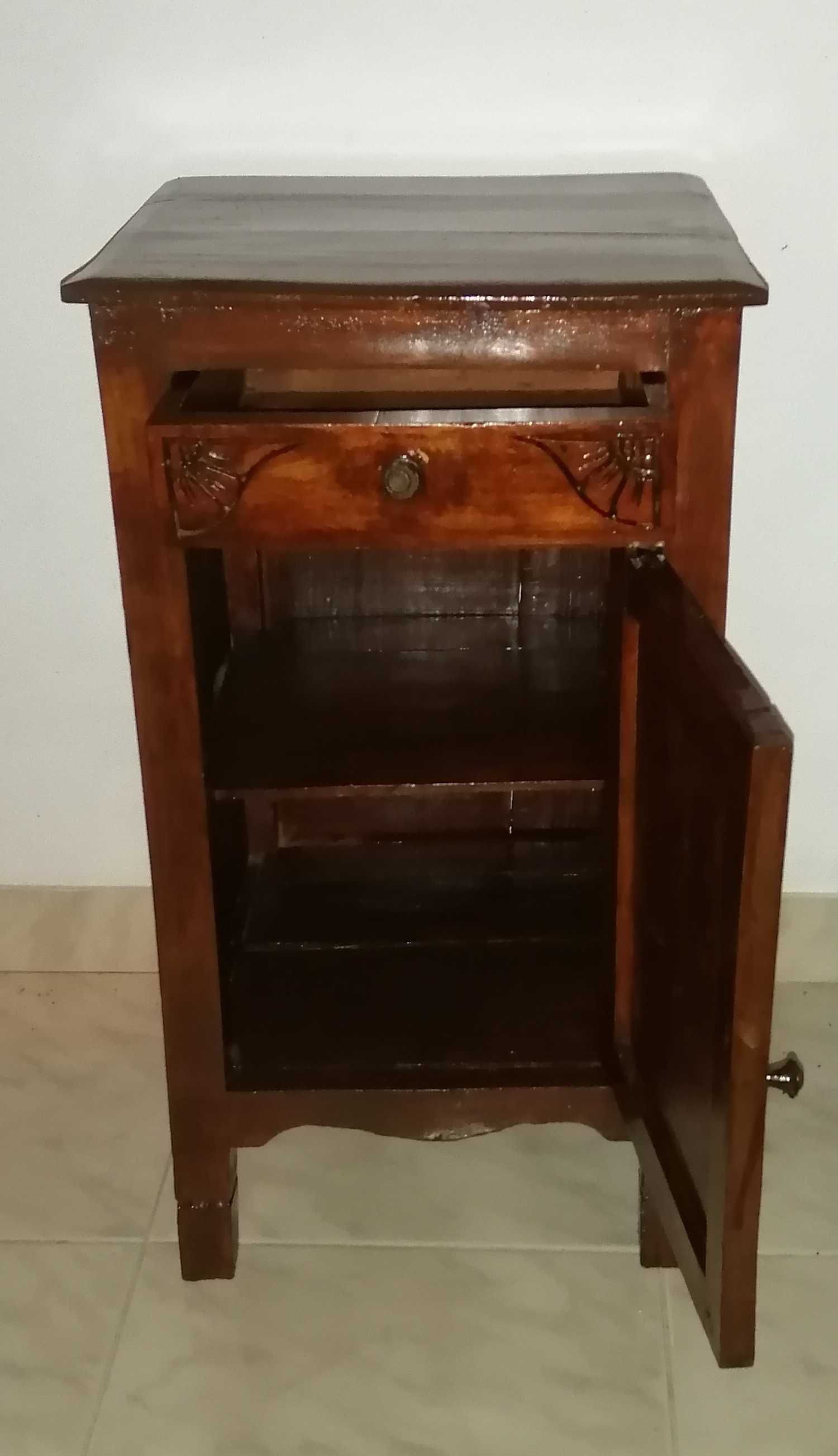 Mesa de cabeceira antiga