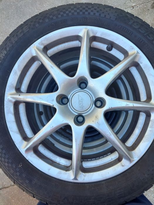 Rodas 4x100 195/50 r15v 2 pneus um pouco desgaste 2 quase novos