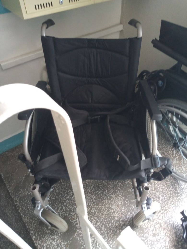 Wózek inwalidzki z oprzyrządowaniem