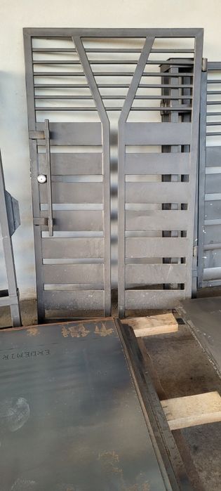 Брама фіртка, паркан