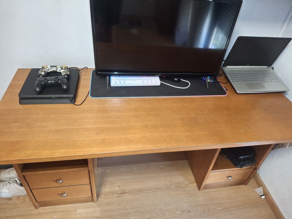 Secretaria de madeira de cerejeira