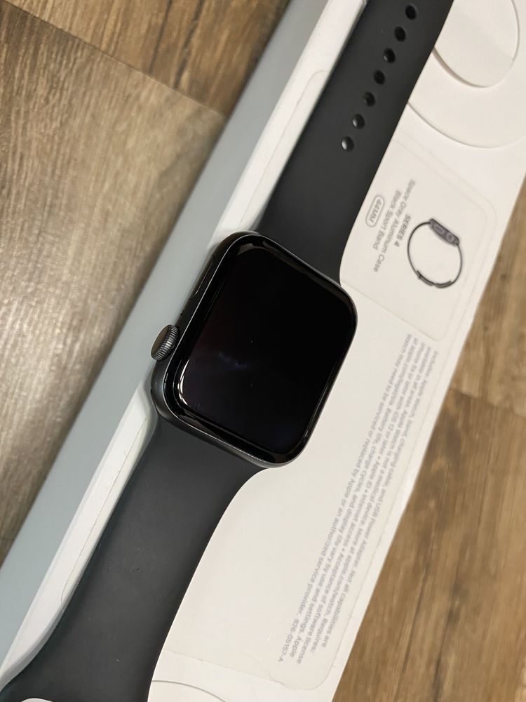 Apple Watch 4, 44mm Space Gray, Sport Band (полный комплект)