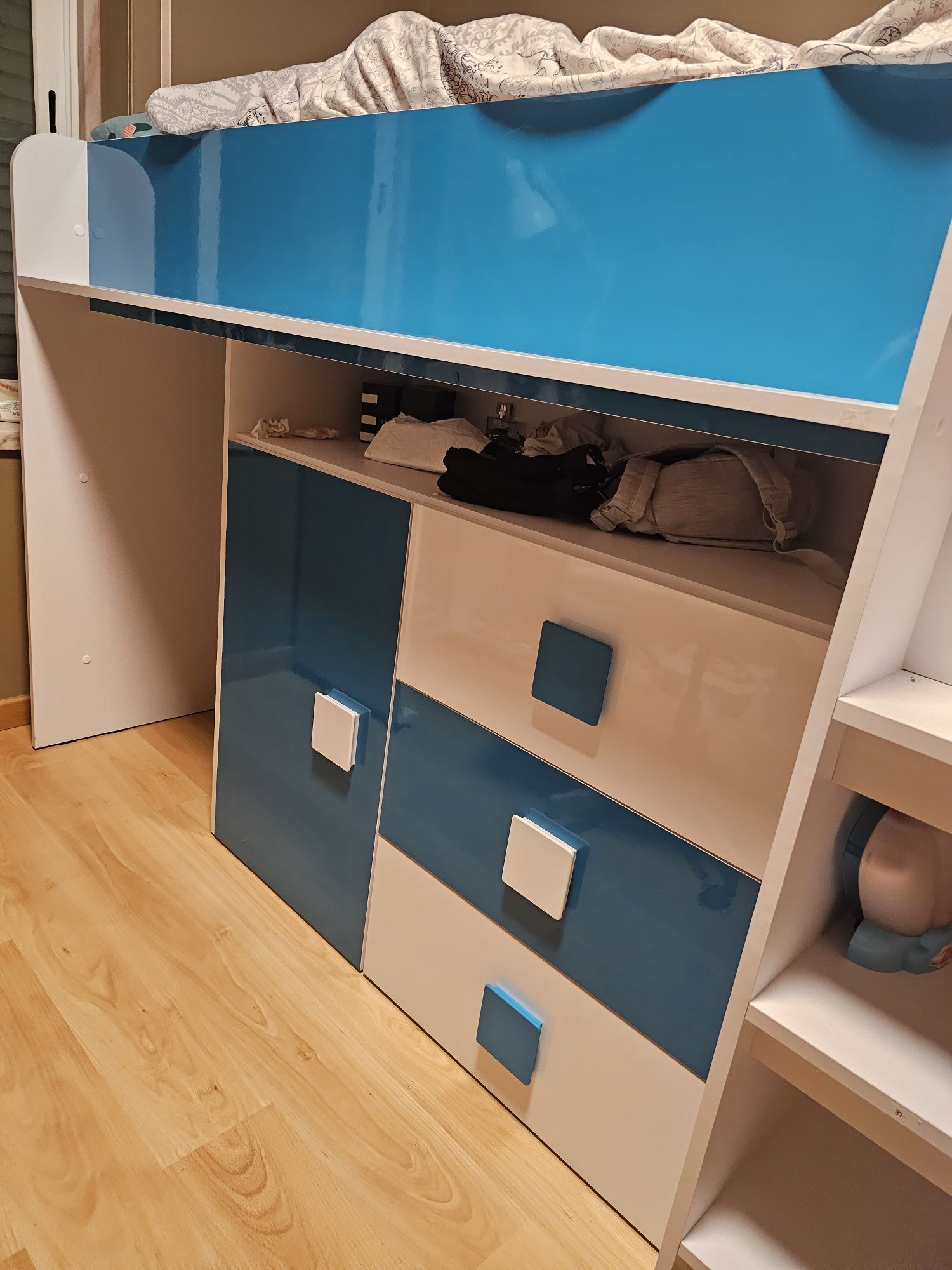 Cama de criança e arrumação