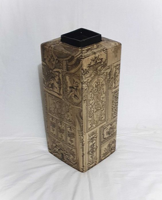 duży ceramiczny wazon czarno - beżowy z motywem antycznym