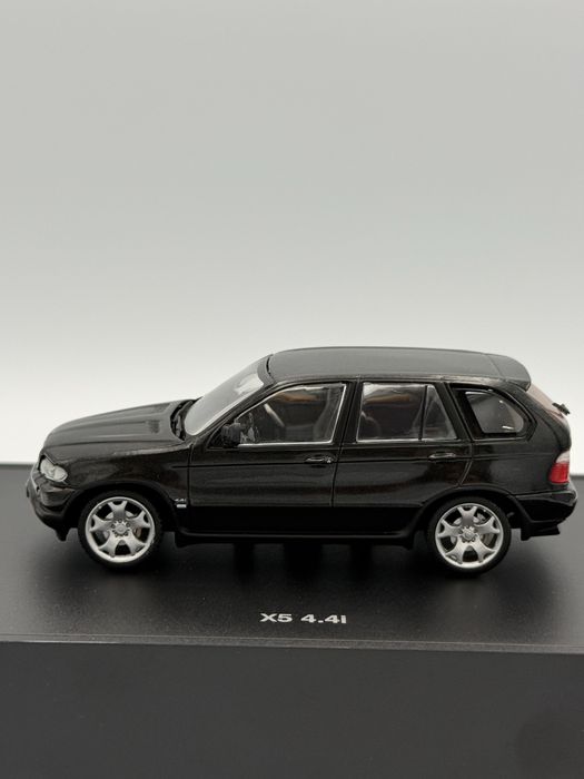 1:43 BMW E53 4.4 MINICHAMPS. Чорний колір.