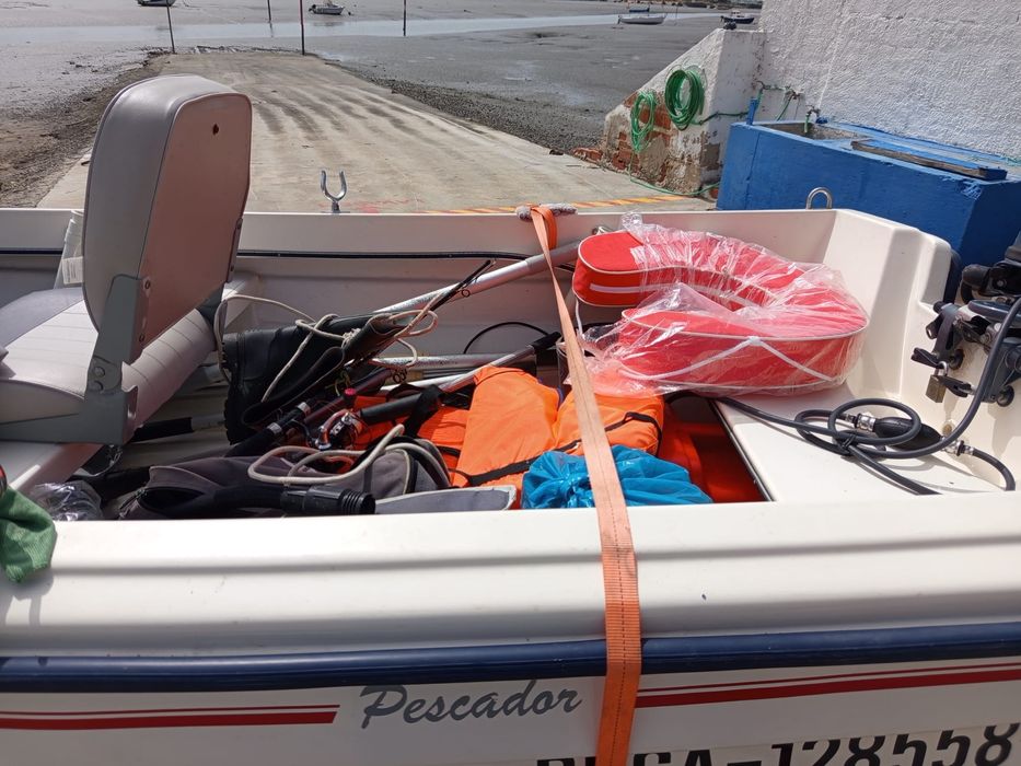Vendo barco c/reboque e com motor Yamaha 9.9 cv
