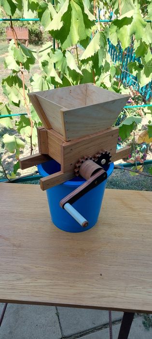 Давилка винограда