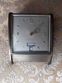 Relógio de mesa antigo em metal mecânico