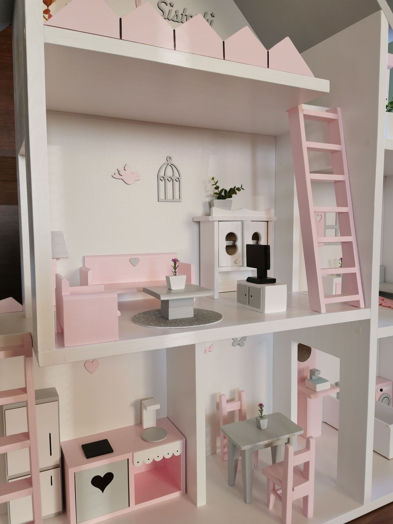 Drewniany domek dla lalek Barbie