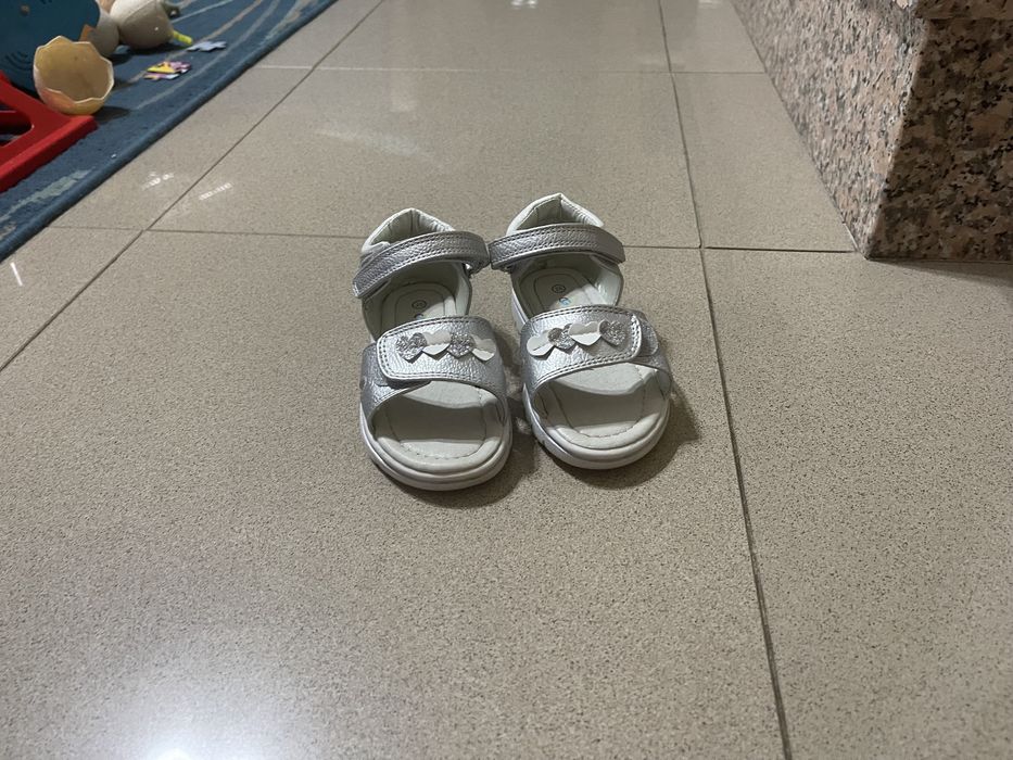 Vendo Sandálias em pele de Menina nº25, P/ Novas