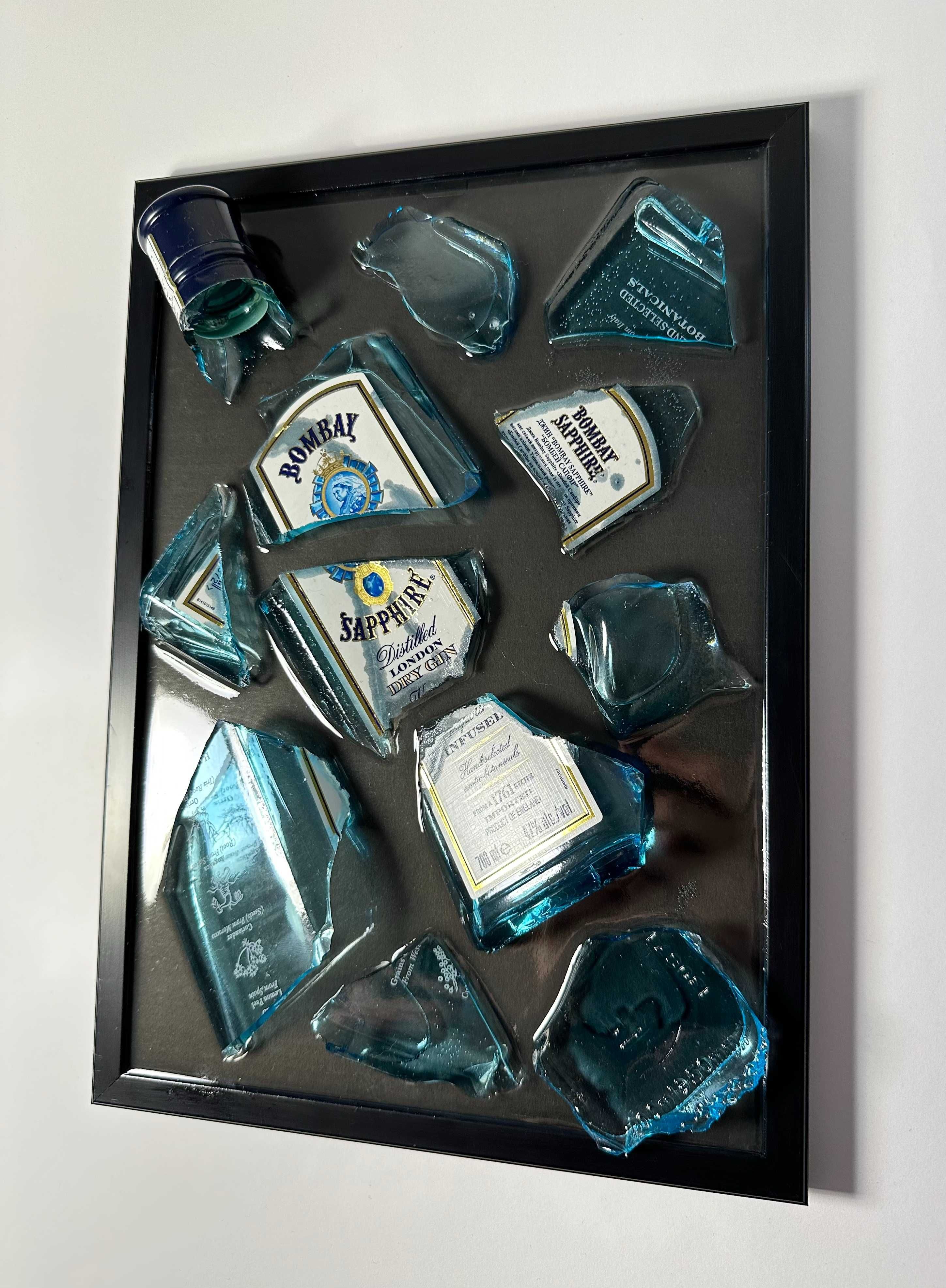 Картина з розбитою пляшкою джину Bombay Sapphire