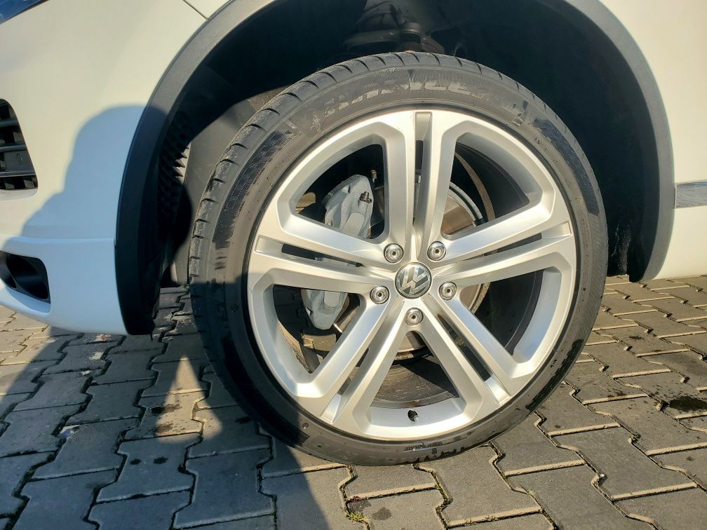 Touareg R-line  Максимальна комплектація/Вся в рідному окрасі/Пневмо/
