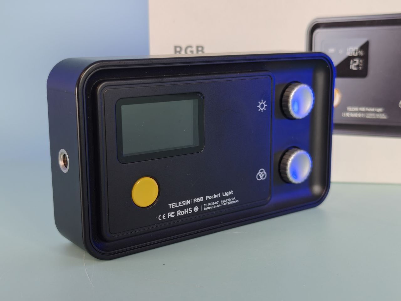 Видеосвет RGB CRI 97+ 2500-8500К 12Вт Telesin TE-RGB-001