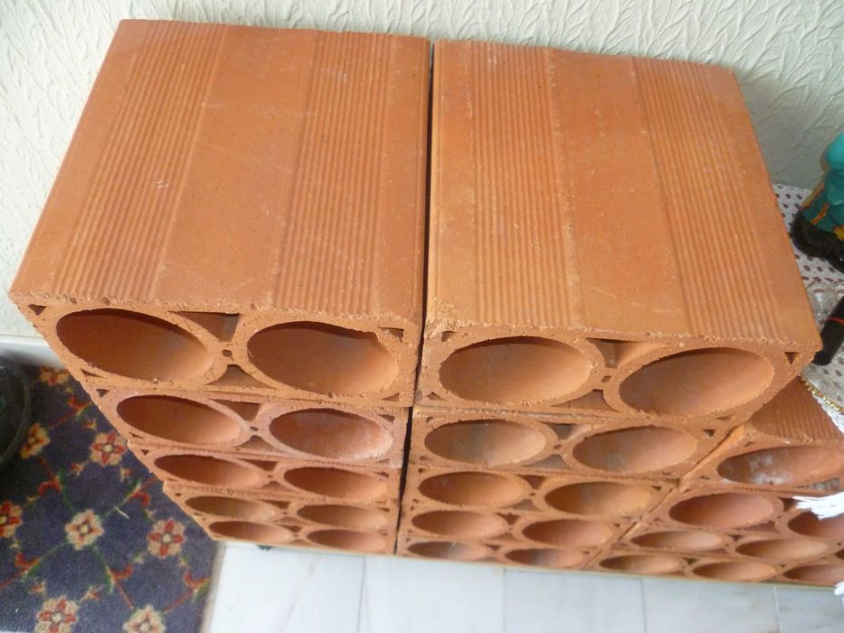 Tijolos vermelhos para garrafeira de casa de lavrador