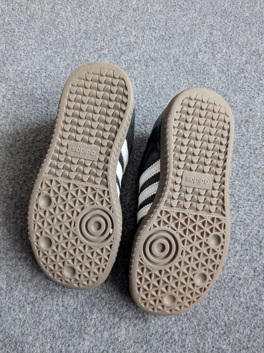 Adidas  оригінальні дитячі кросівки у гарному стані 26р