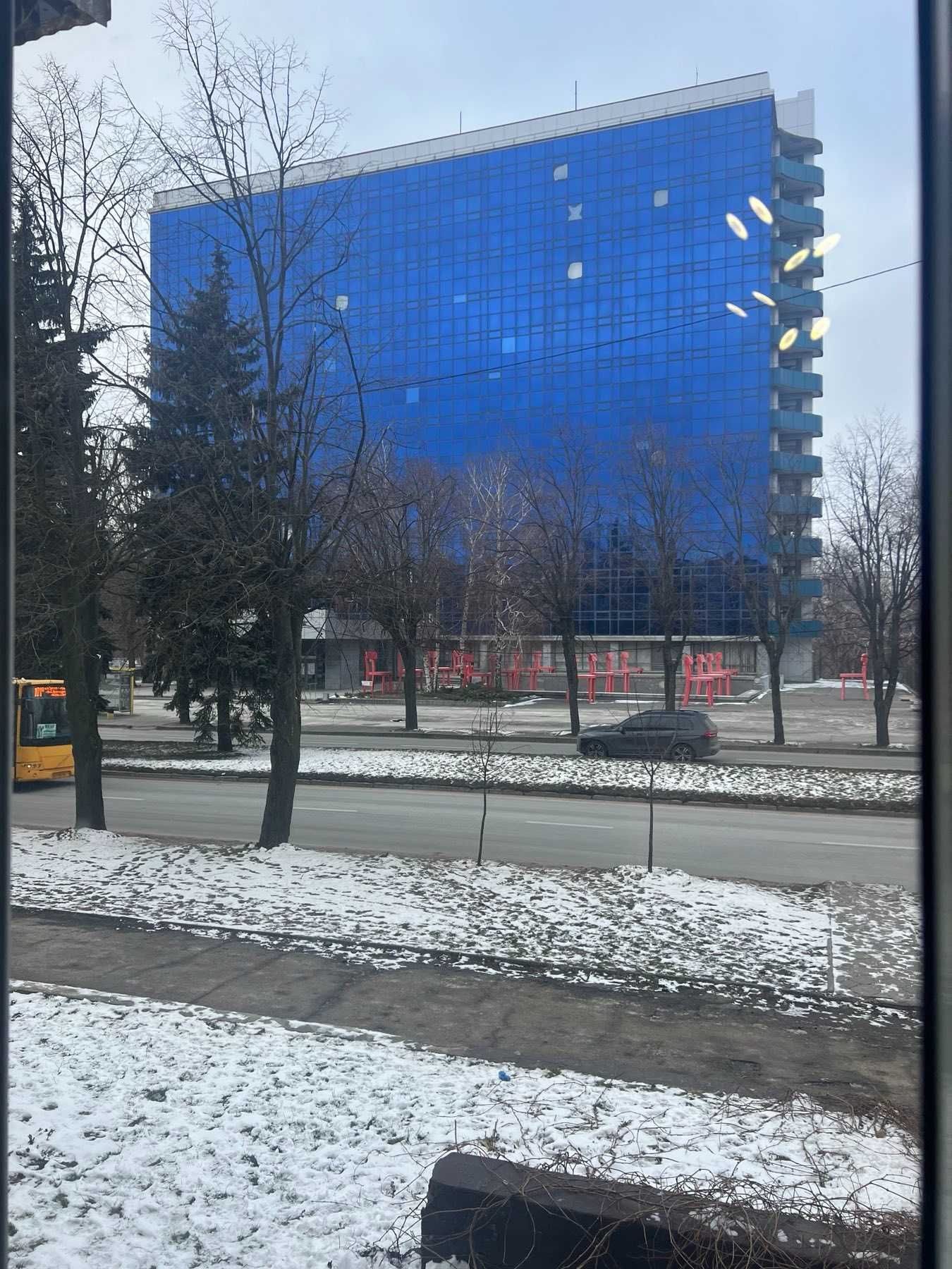 Продам 1 кім. квартиру-офіс на пр. Науки (Гагаріна), червона лінія.
