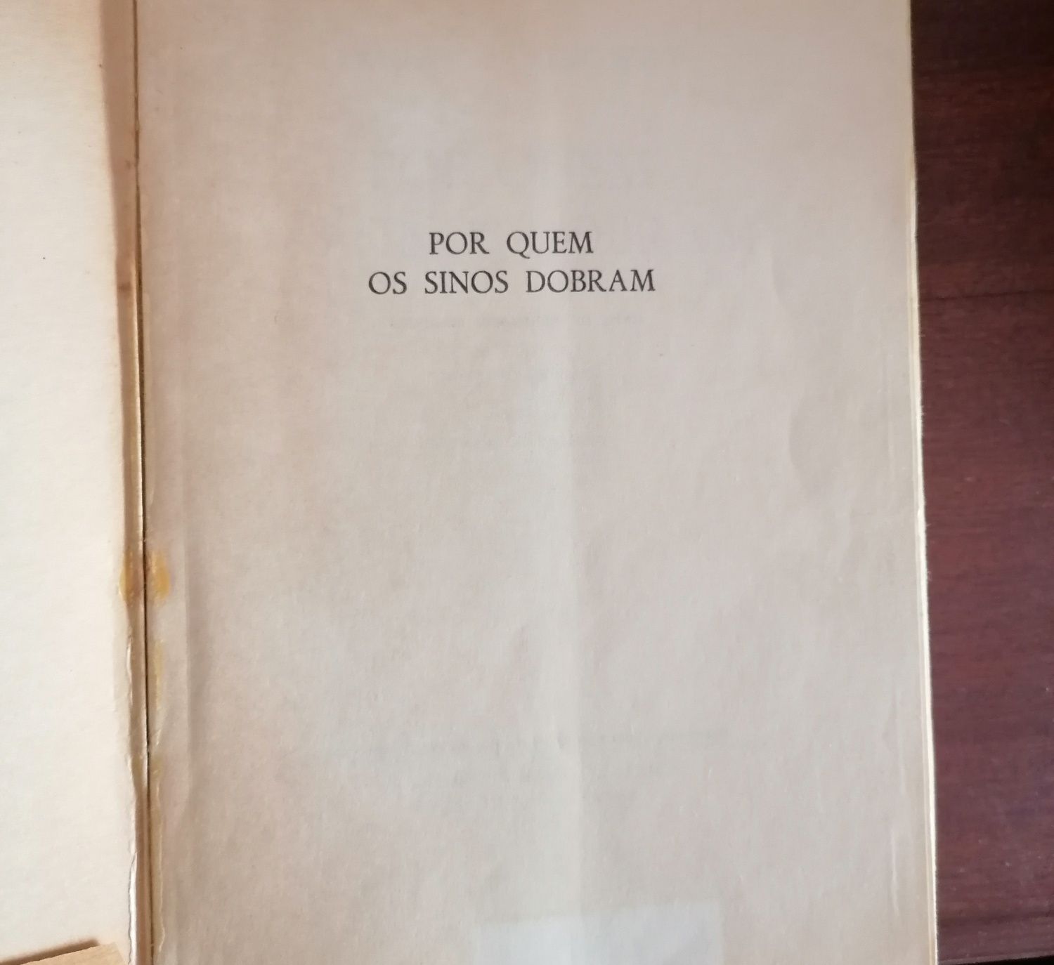 Livro "POR QUEM OS SINOS DOBRAM", de Ernest Hemingway