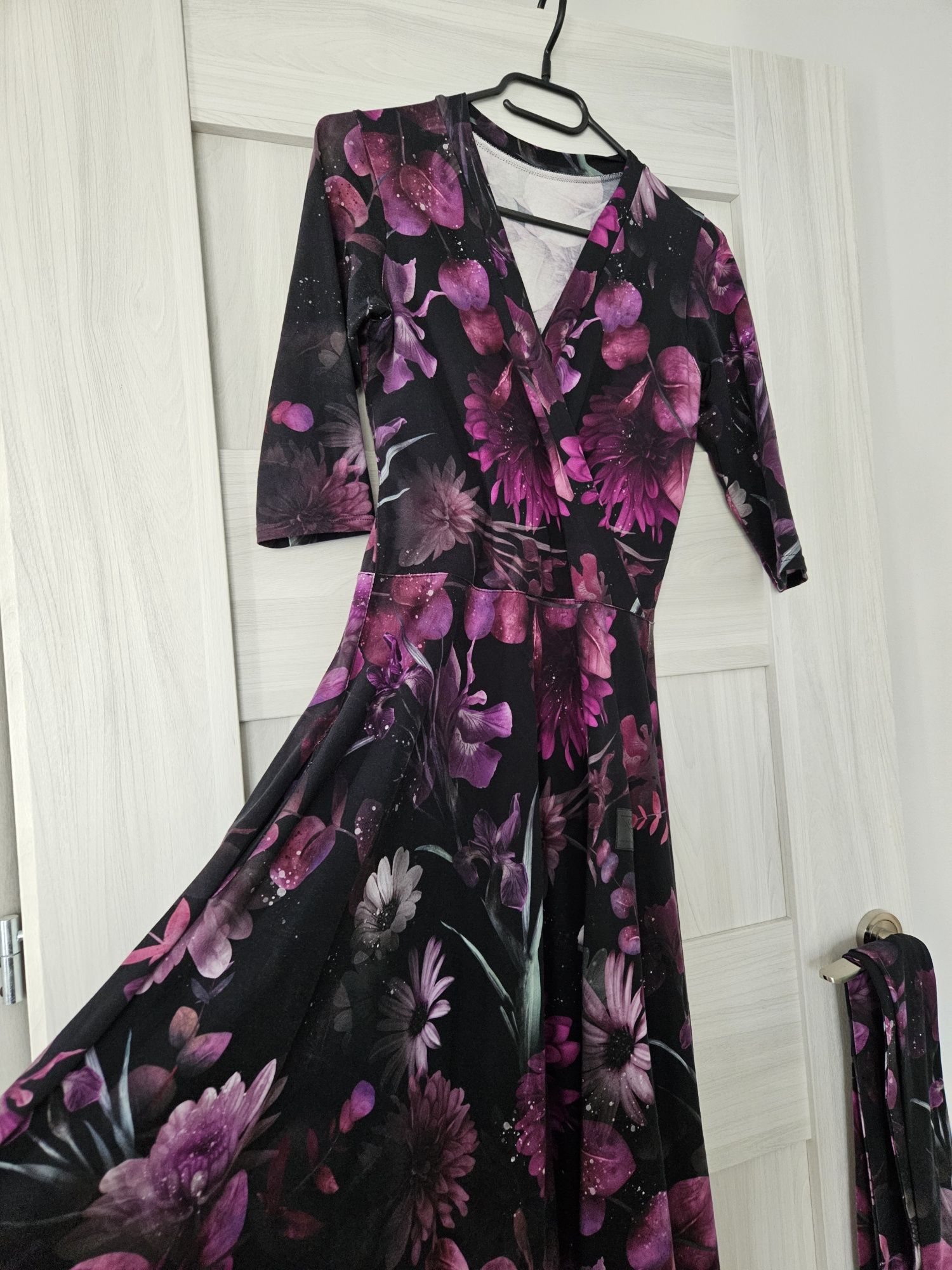 Sukienka Okee midi zakryte plecy roz. XS,  Pink Clover