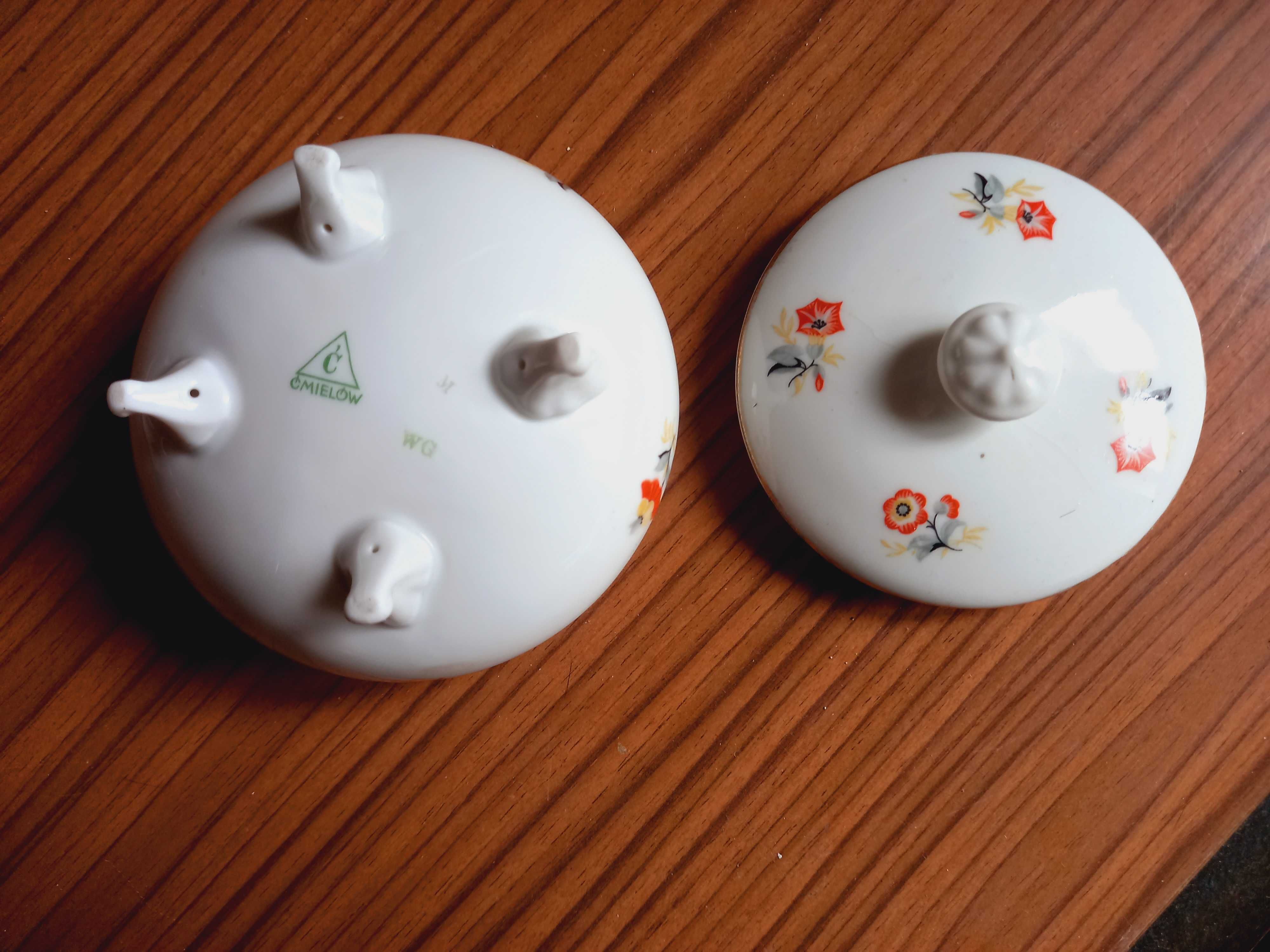 Puzdro puzderko bomboniera w kwiaty na nóżkach porcelana Ćmielów