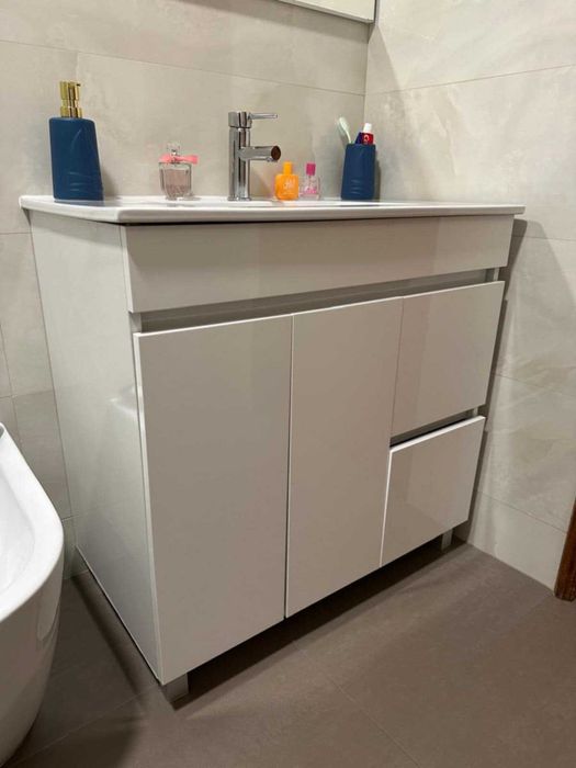 Vendo móvel de casa de banho branco novo!