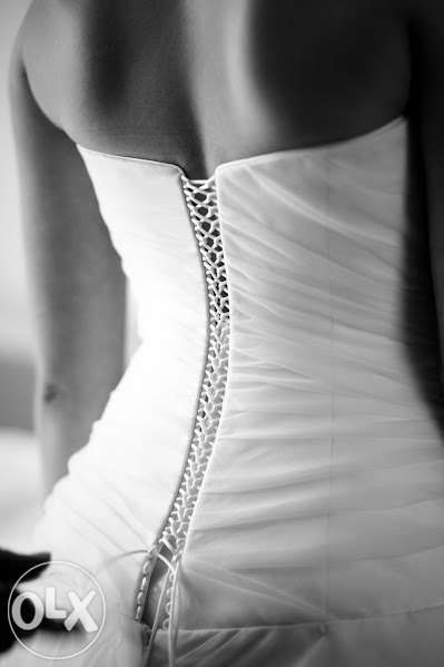 Biała, subtelna suknia ślubna w r. 36