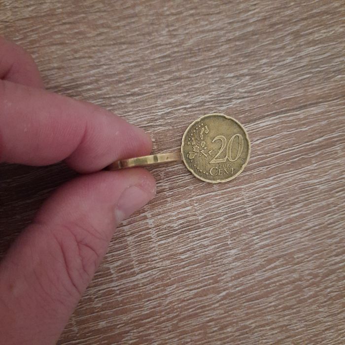 Продам монету 20 евроцентів в хорошому стані